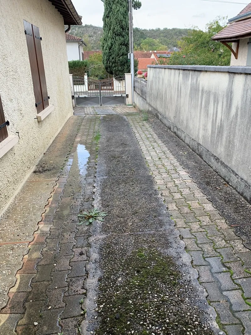 Avant : Allée pavée